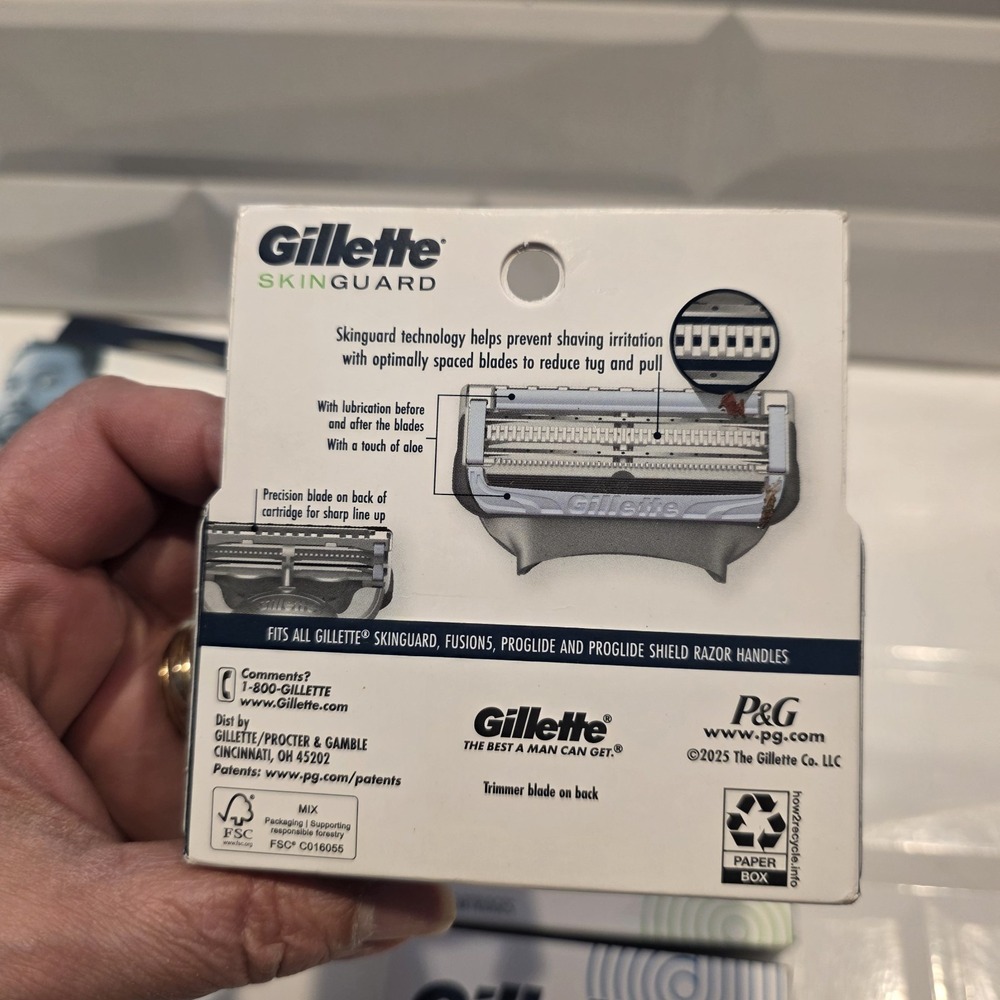 Gillette SkinGuard Razor For Sensitive Skin 1 Razor/ 18 Cartridges Included NEW - Picture 5 of 5